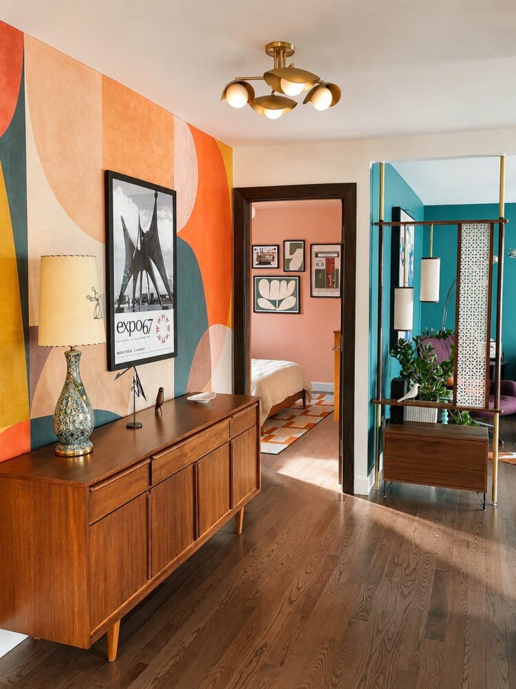 Intérieur coloré de style mid-century avec mobilier vintage, murale graphique et accents turquoise